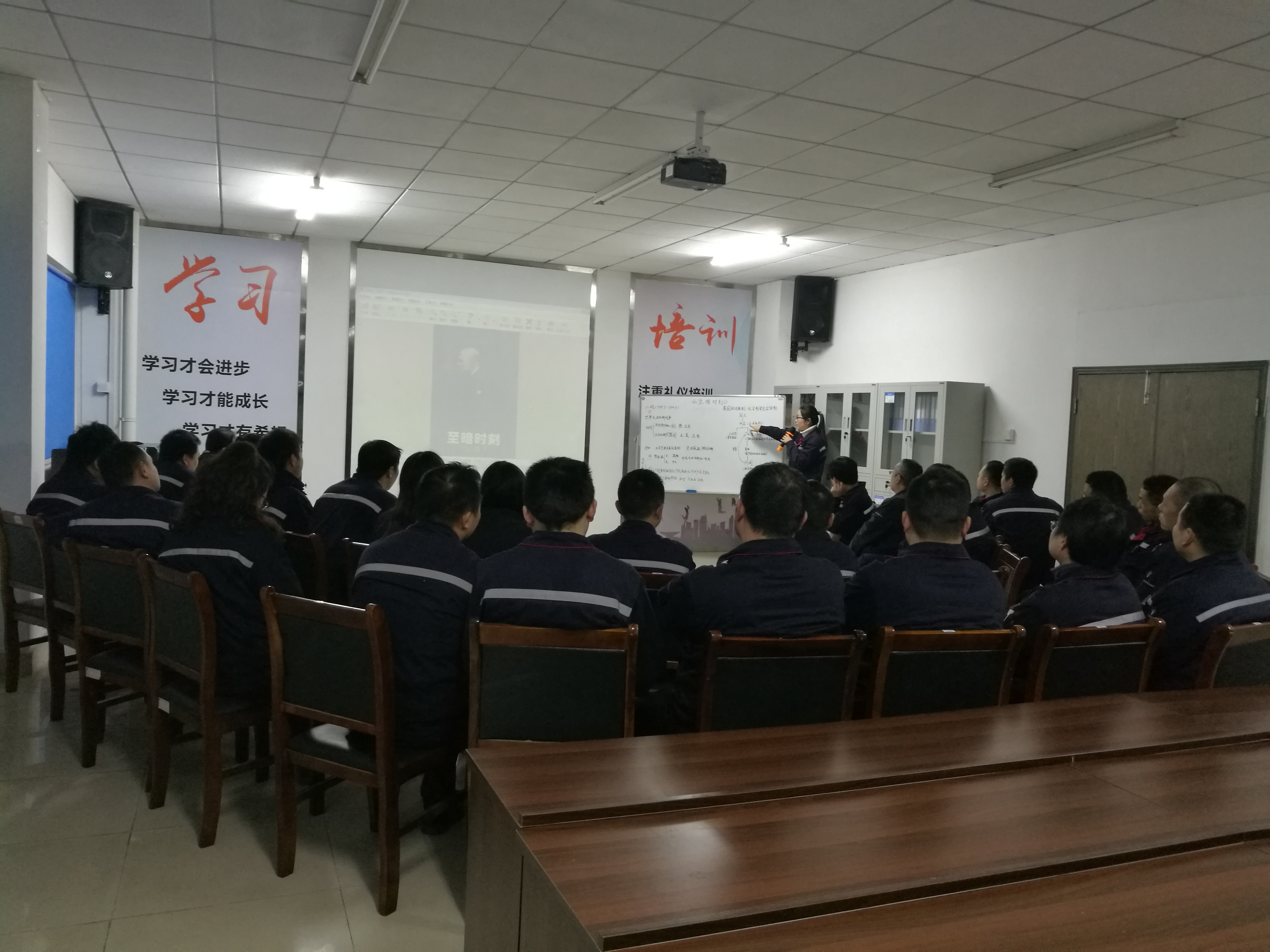 觀影《至暗時(shí)刻》——世上無(wú)難事，只要肯攀登